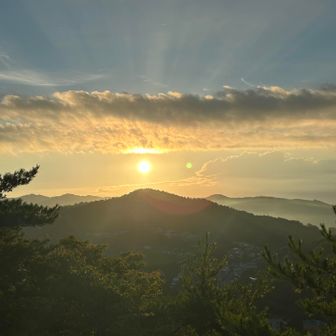 ご来光～。
川西の石切山、池田の五月山の向こうから日が昇る。