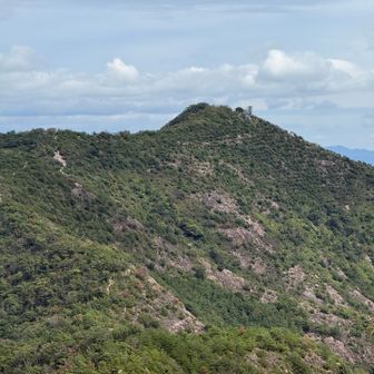 疲れが出てきて振り返ると、陽射しのあたった高御位山山頂が見えて元気出た