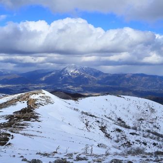 伊吹山
その奥は雪が降ってそう。