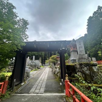 本日は仲間と共に世界遺産山上ヶ岳を経由し、稲村ヶ岳の周回ルートへ🦵