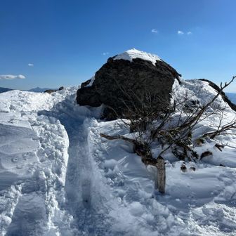 天狗の留まり岩。雪が少ないおかげでちょうど風除けになる良い休憩場所になりました。
