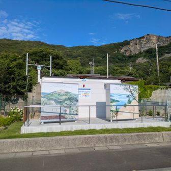 青木登山口のトイレもオシャレ〜✨️

だーーれもいないけど…。

毎月20日はフェリーが無料なので、それなりに混むらしい。

それにしても暑かった〜💦
行くなら涼しい時期がおすすめです❢
