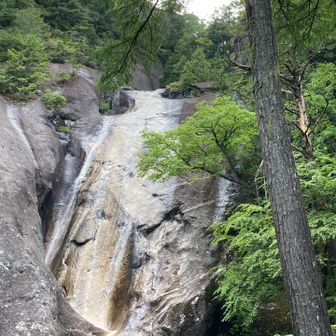 不動滝は水少なめ