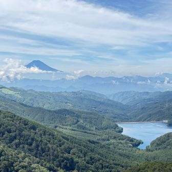 大菩薩湖と富士山🗻
ここには5-6回来てるけどいつも曇ってたから、富士山が見えたのは初めてです🙌
今日もたくさんの方が登ってるのでしょうね🚶