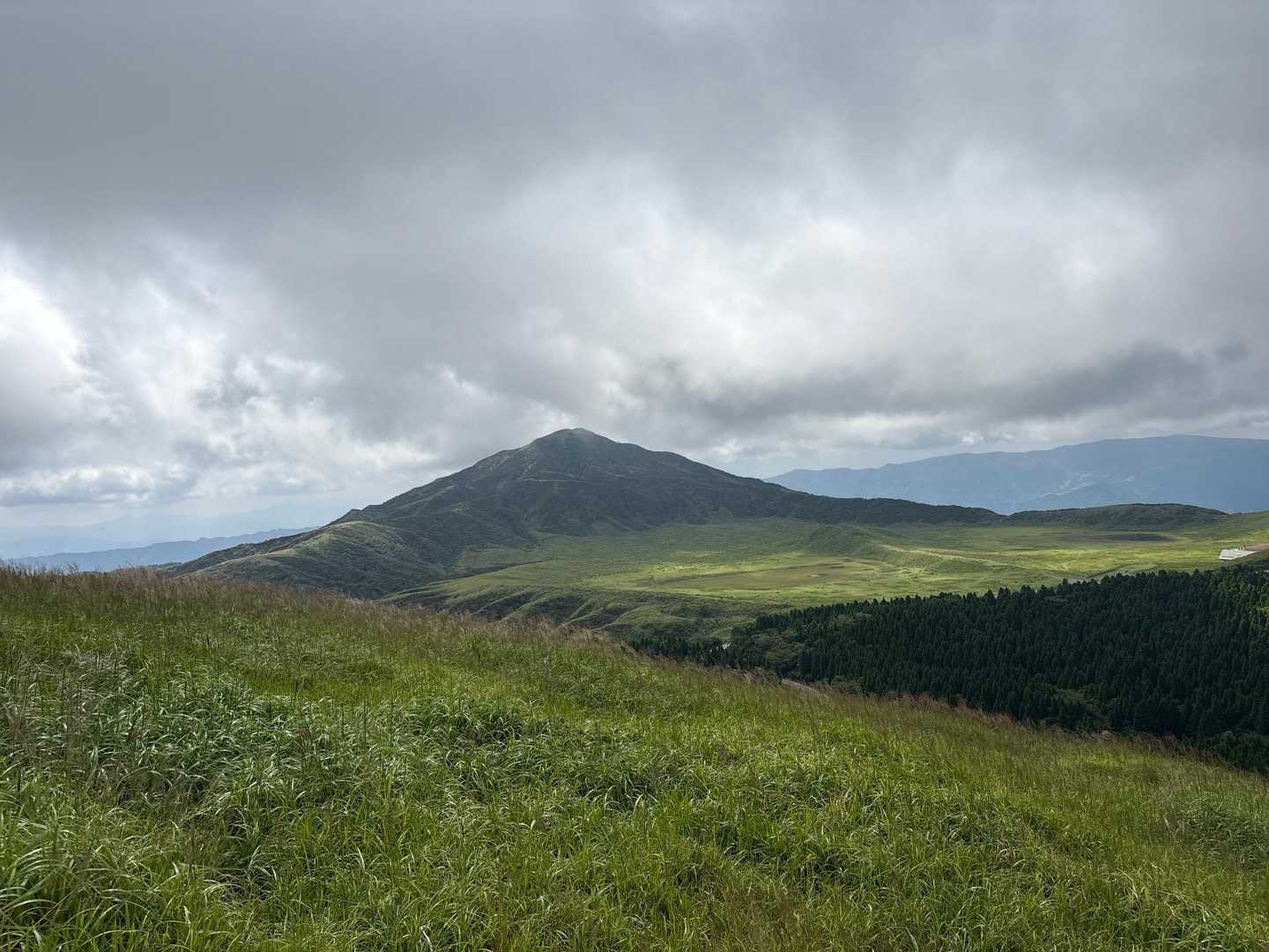 草千里と烏帽子岳を望む
