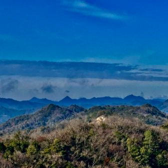 奥に見えるのは、先週登った七種山辺りかなあ？
んっ、明神山？　