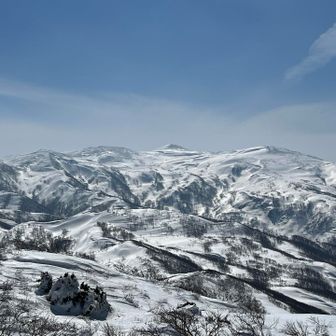 間近に見たかった雪山の焼石岳の景色
せっかくのお天気だけど、今日はスタート時間が遅いから長居しない
今日の焼石岳の姿を記憶に焼きつける