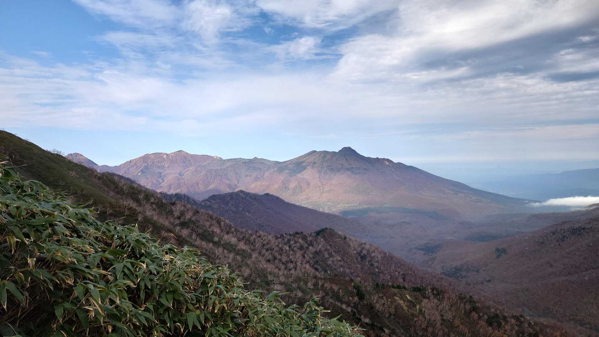 三山最高峰の火打山も西日に染まり始めました。