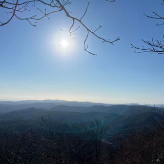 山頂からの眺めは稜線上に続く風力発電の奥に見える太平洋🌊