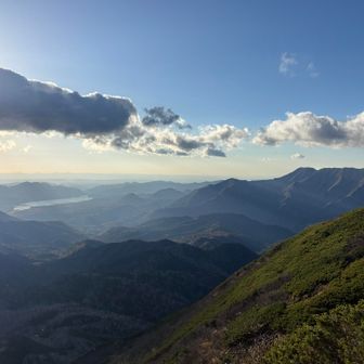 糠平湖とウペペサンケ山