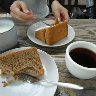 ヒュッテみさやまのシフォンケーキ🍰
景色のせいなのか空気のせいなのかめちゃくちゃ美味しかった👌
いやたぶん今まで食べたシフォンケーキの中ではダントツに一番美味しい！上品な香りといい、絶妙なしっとり感といい、滑らかな舌触りといい、さわやかなコクといい、あっさりとした甘みといい最高でした👍💯💯💯