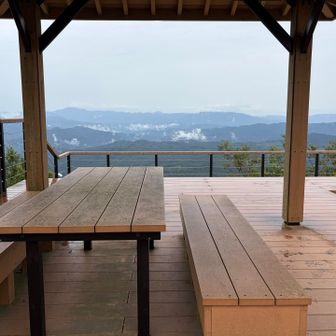 大平山の東屋でお昼♪
雨で貸し切り状態♪