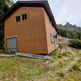 キレット小屋🛖（休業中）
この下に水場🚰あるみたいだけど確認せず、、