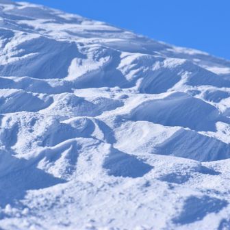 鳥海山・七高山・笙ヶ岳 斜面は一面シュカブラ！