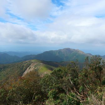 清水頭…左手前と、その左奥に綿向山
清水頭(往復45分)も行けたけど…昼飯には下山したいので(-_-;)