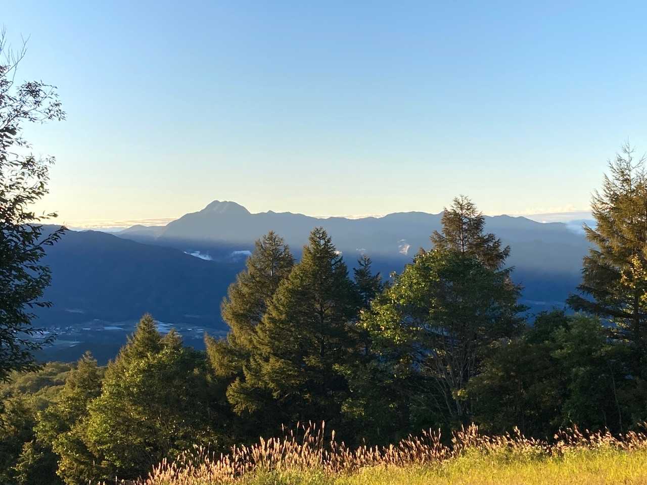 日光白根山と日光の山々。