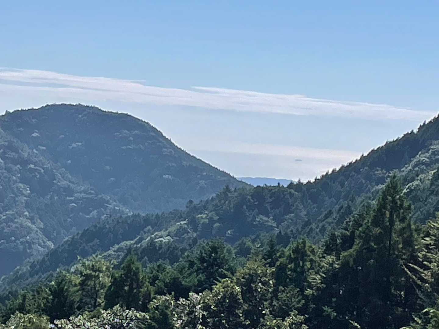 山の間に海がみえる
遠くに船