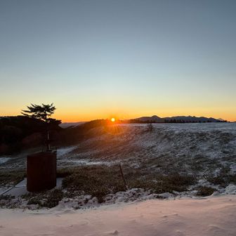 おはようございます、東側の部屋から朝日が拝めました。トレッキング中に立ち話したオジサマに言われたけど、快晴だったのにアルプス側のモルゲンロード見に行くの、すっかり忘れてた！
