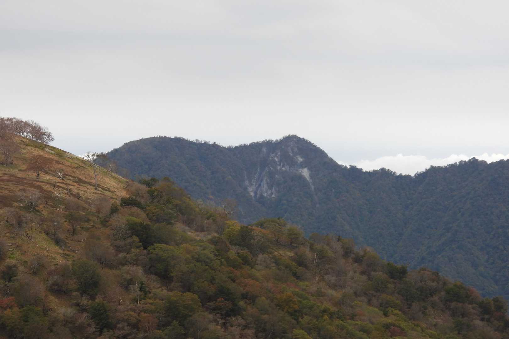 新九郎山越しの石立山