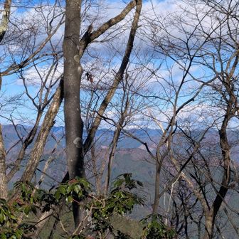 同じく 左端 三頭山、右端 御前山
奥多摩三山そろい踏み👍
そして…