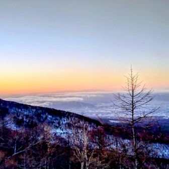 日の出前
高峰高原ホテルの駐車場から
天気予報では気温-10℃でしたが気持ちが高揚しているせいか寒さは感じなかった