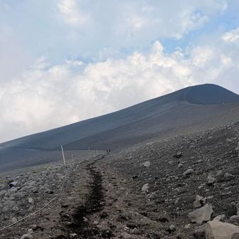お次は宝永山へ