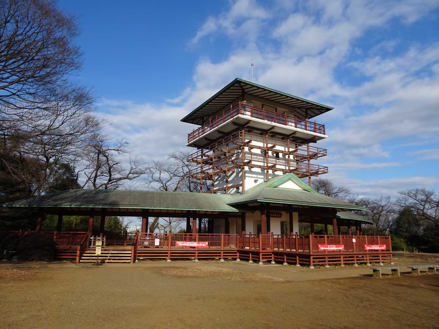 枡形山展望台、山頂広場の北東側にあり最上階の展望台までエレベーター付き。1階は能舞台です。