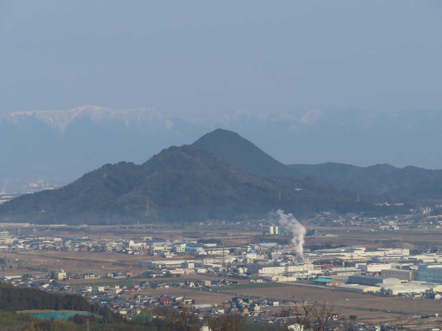 手前から
菩提寺山
三上山＆北尾根
比良山地

ベストショット間違いなしでしょう🎵
鈴鹿山脈登山の後に夕日を見る為来てもいい感じ🌄✨