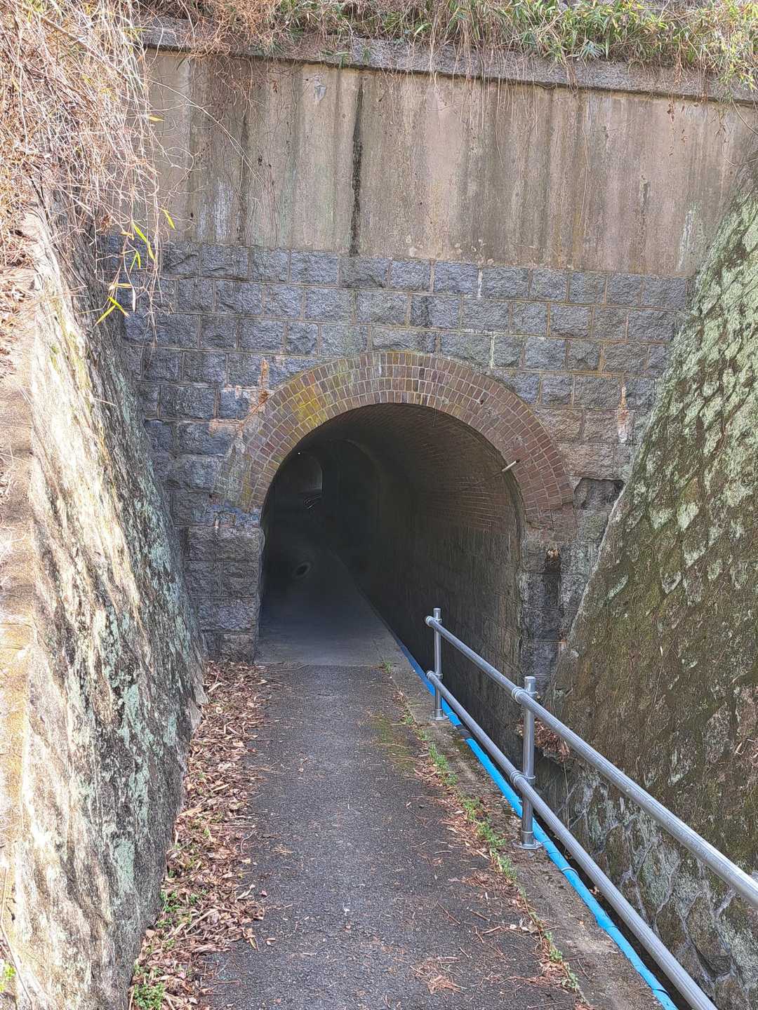 耐火煉瓦こう渠群のトンネル