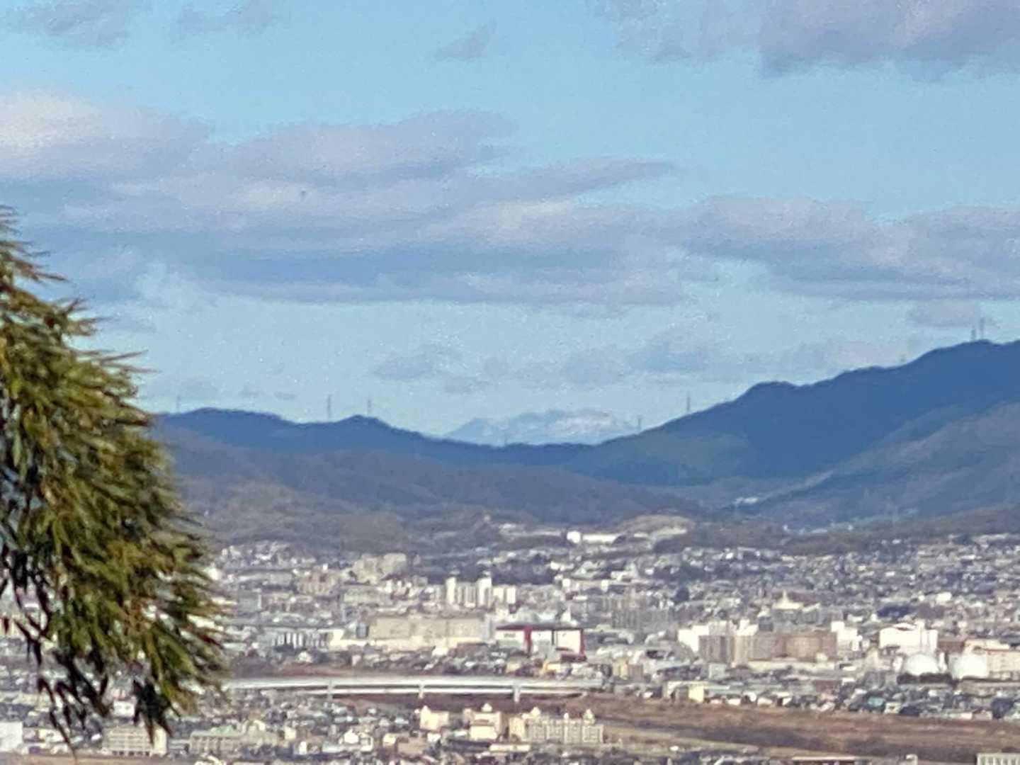 遠くに霊仙山