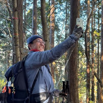 CGさんのレポでは欠かせない「山頂標識とCGの自撮り写真」
毎回かなりの至近距離から撮っているんだな、、と思っていたんだけど、
こーいう事よ🤣🤣🤣
びよんびよんを付けたままのスマホ📱撮影だから、伸ばせないのね笑笑
おまけに四十肩だから😆😆😆
CGさんの謎が解けました。。