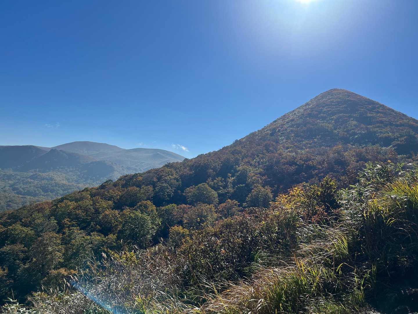 秣岳の奥が栗駒山