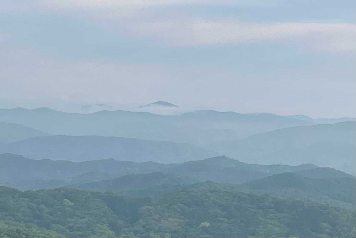 雲海から顔をだしている朝熊山