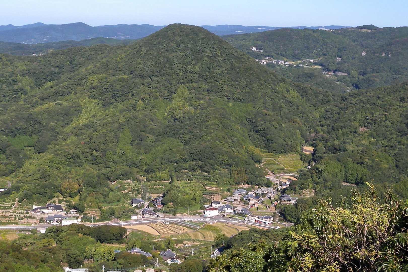 ズームした舞岳。
中学の時に彼女と登った舞岳。彼女ん家の屋上でバドミントンしてて見えてた舞岳。「登ってみるか？」と言い二人で登った。彼女が小学生の頃の遠足コースだった山です👧