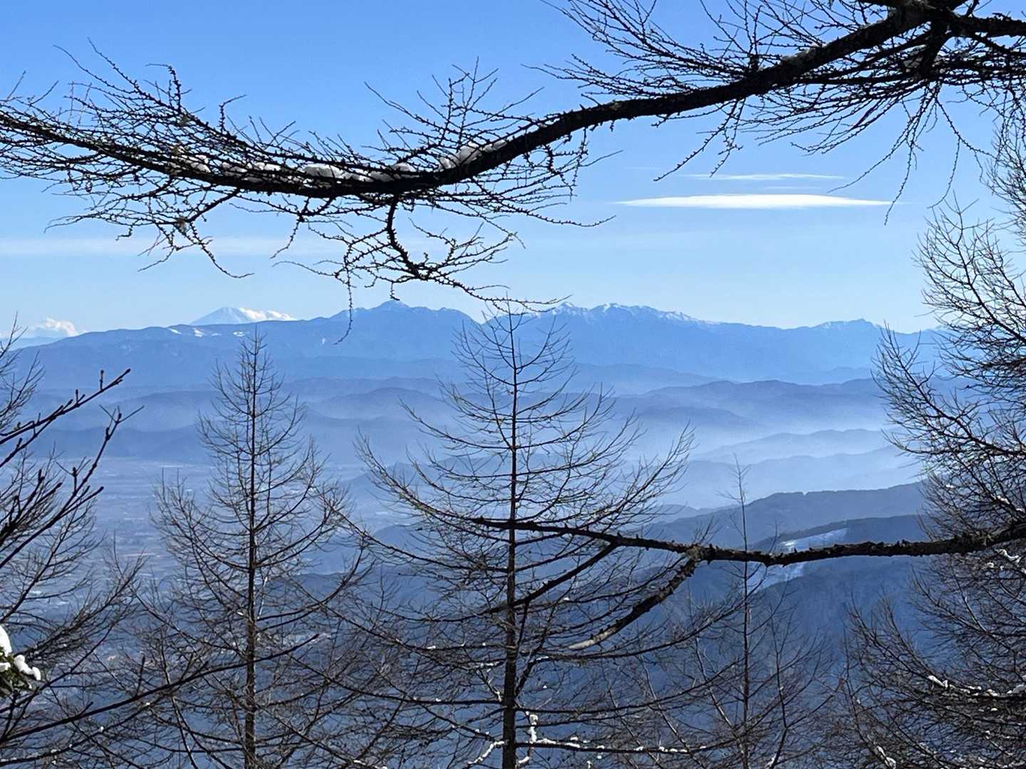 八ヶ岳の奥に富士山🗻
真っ白