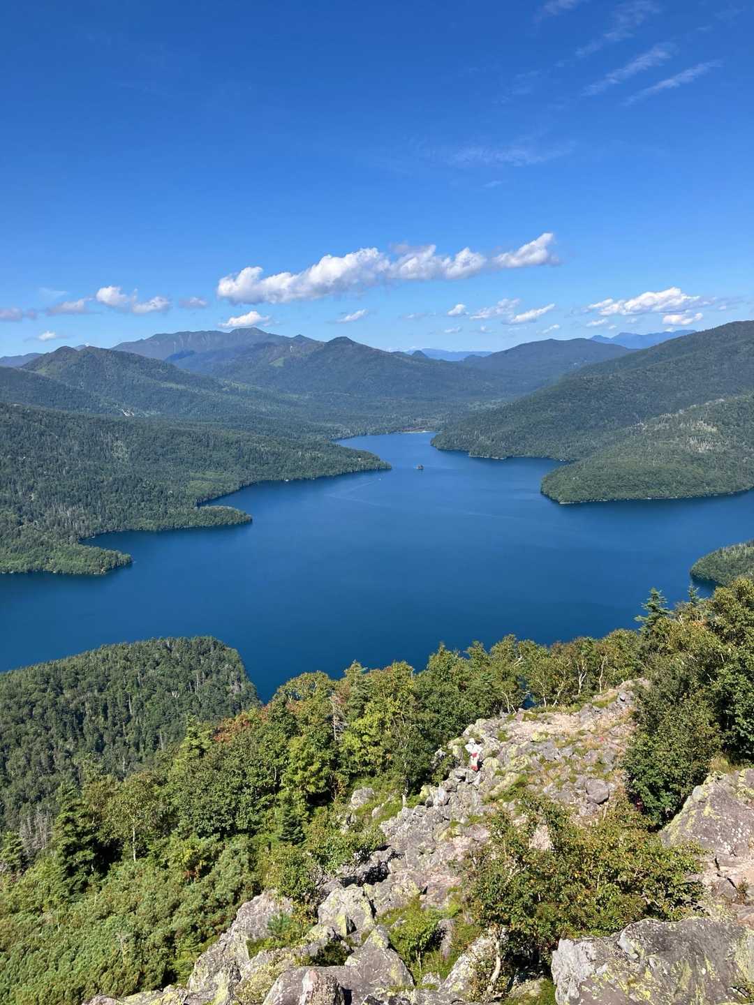 山頂より然別湖　奥のウペペサンケ山がカッコいい！