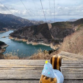 展望ポイントからの景色　現在

お気付きですか？
水位がだいぶ下がって土が剥き出しになっていました。
雨が降るとお山に行かれないから、雨降らないで🙏と思っていたけど、
雨が降っていないという事はこういう事でもあるんだなと、
雨の大切さも知りました。