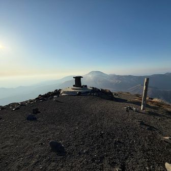 山頂から新燃岳方面