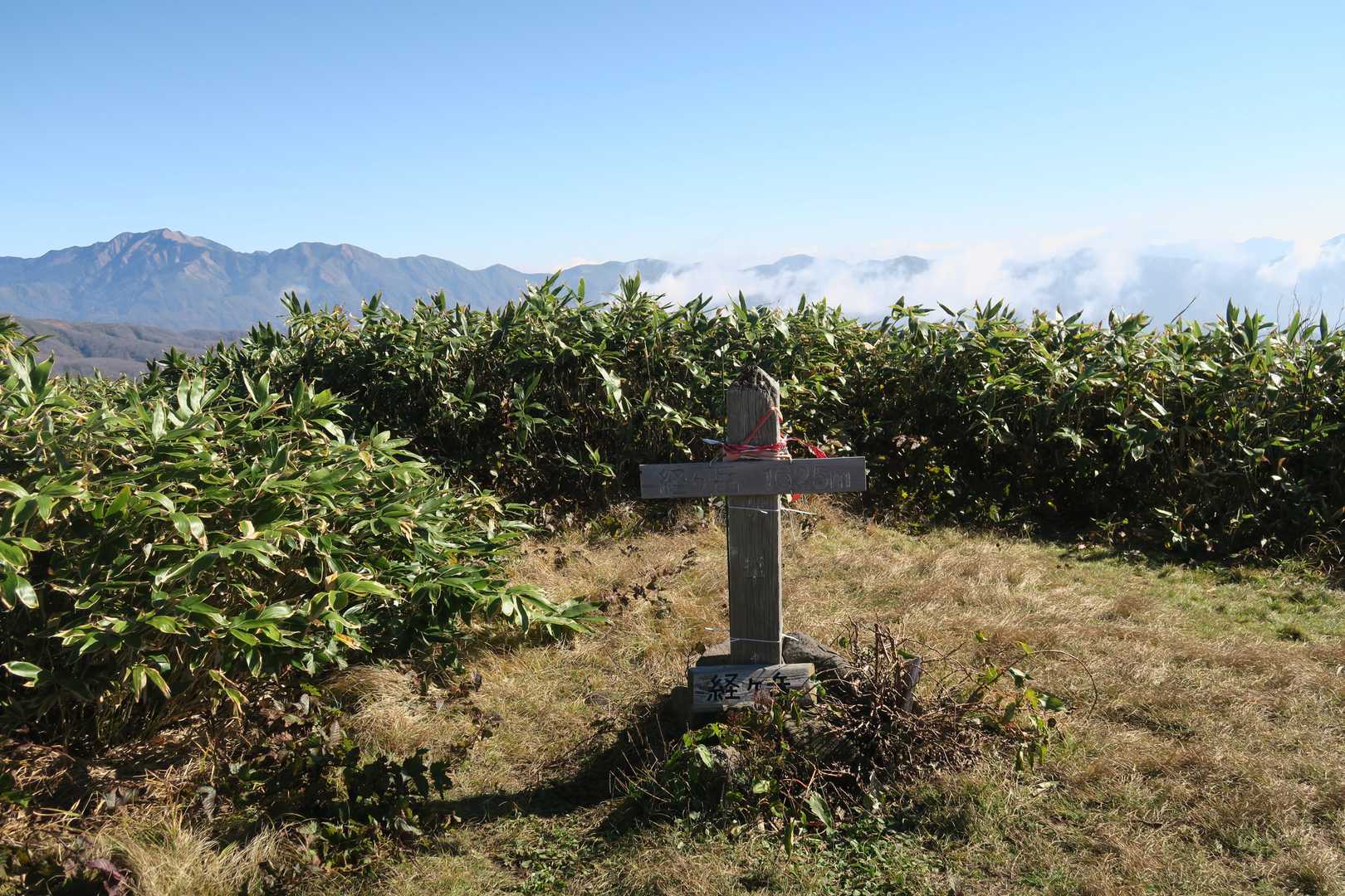 経ヶ岳登頂！後ろに白山ドーン