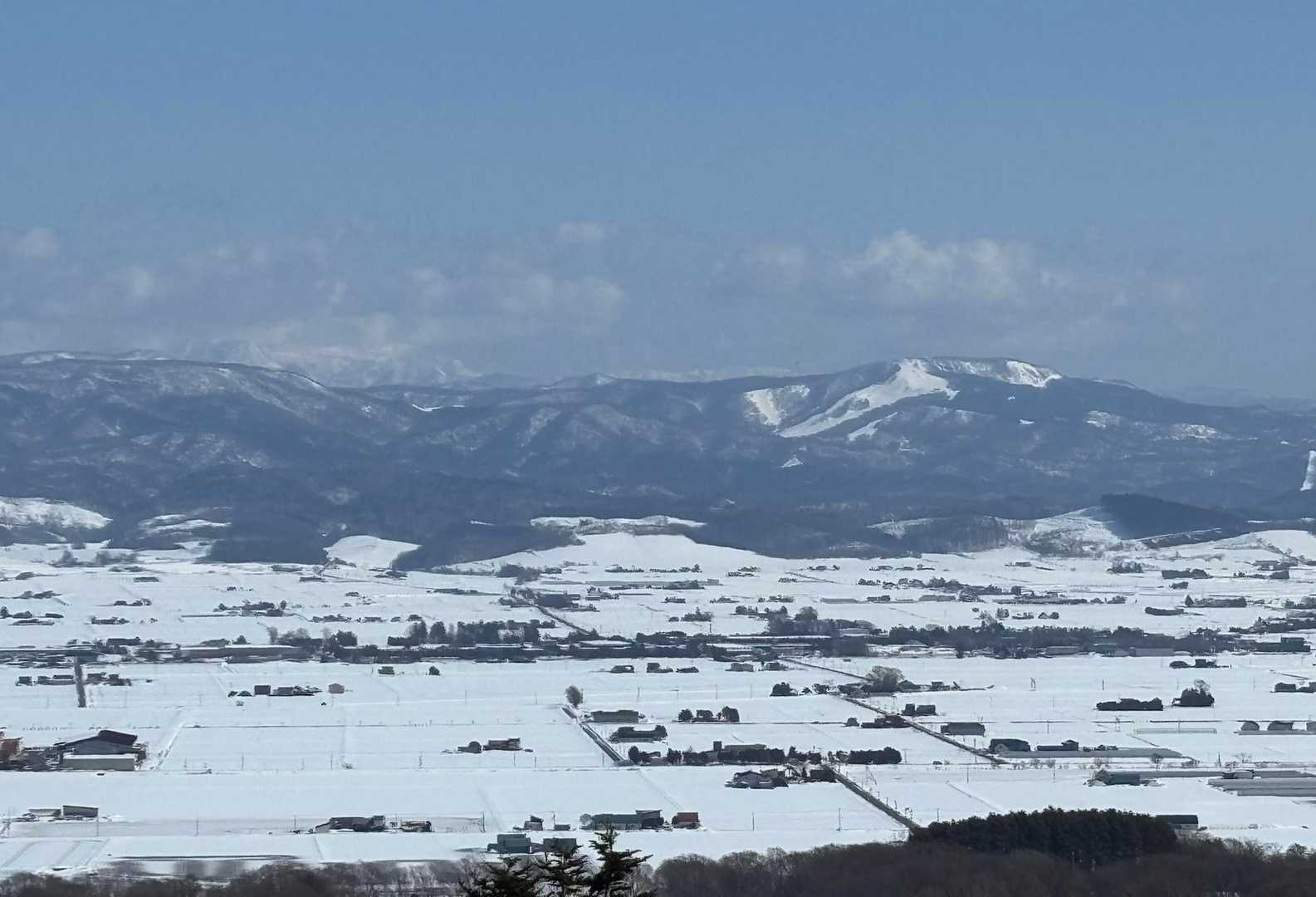 Mt.レースィスキー場が見えてきた。
その左側の夕張岳は、雲に隠れていました。
