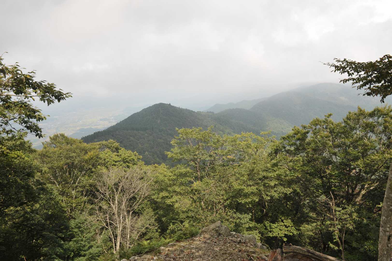千丈ヶ嶽まで戻ってきて日陰を探してお昼にしました。
正面は鳩ヶ峰。この時間になって急にガスってきました。右側の鳩ヶ峰の先はもう真っ白ですね。