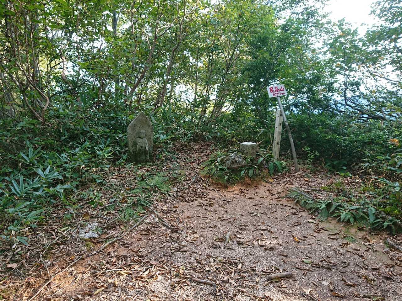 緩く登って尻高山。
石仏があるから信仰の山だったんやね。