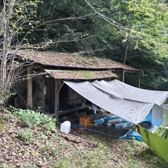 最古の山小屋と呼ばれる岩魚留小屋。2012年から休業されています。現在は再生プロジェクトが進んでいるようで、この日もプロジェクトの方々が小屋の工事をされていました！💪オープンは再来年が目標とのこと。オープンしたら泊まりに来よう。