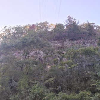 いよいよラスボスの堂ヶ峰が見えました⛰️

凄い迫力！周りは全て岩の壁😱

これ、登れるん？