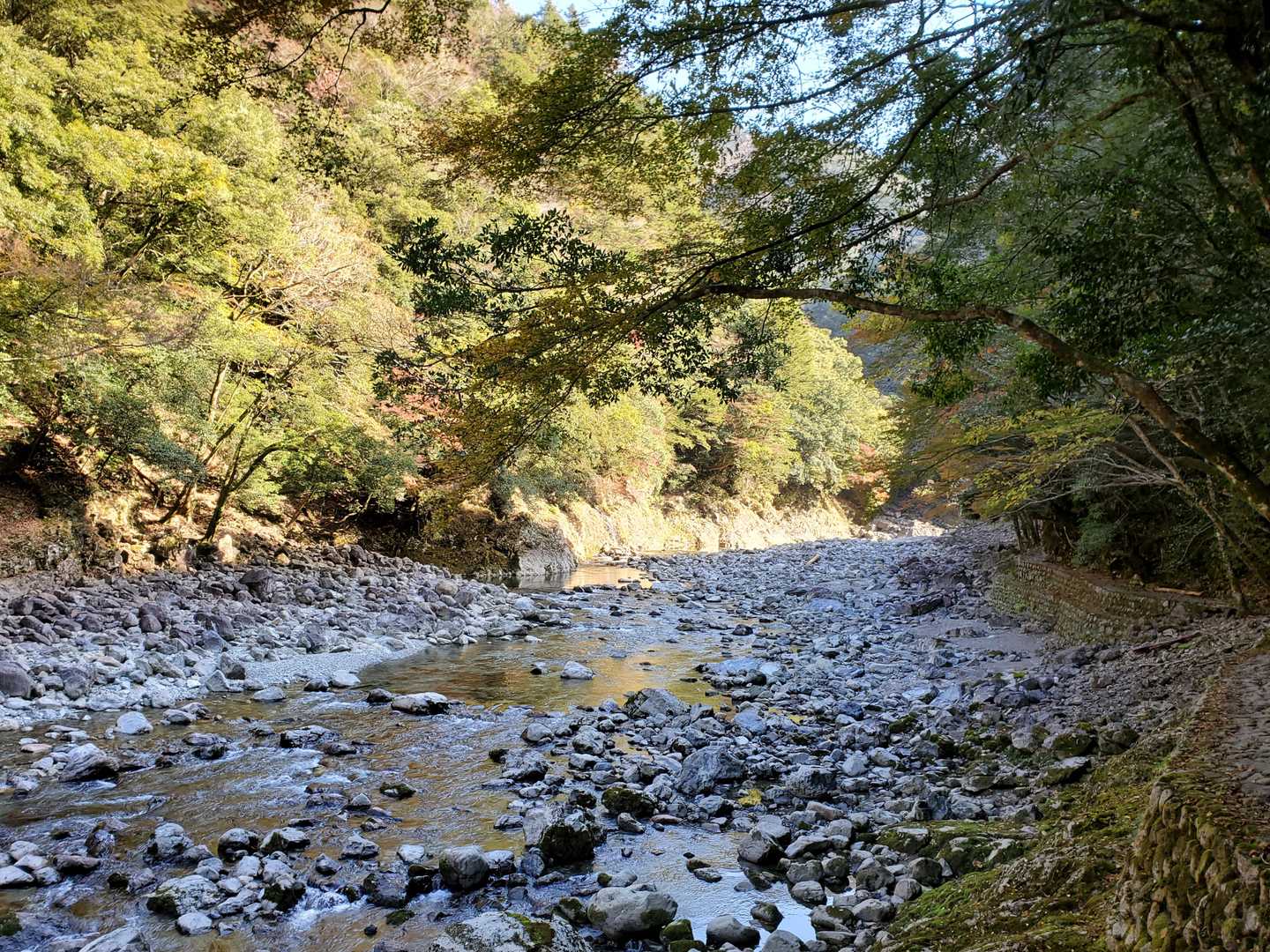 登山道から河原が近い