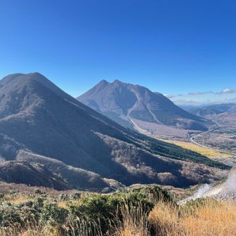 手前は内山⛰️で、奥のニャンコ🐈が豊後富士と呼ばれる由布岳⛰️