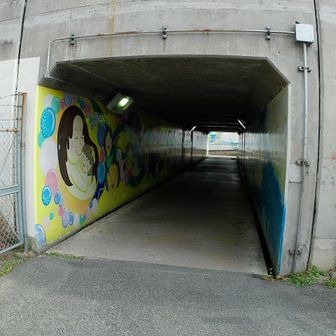 ガードをくぐる