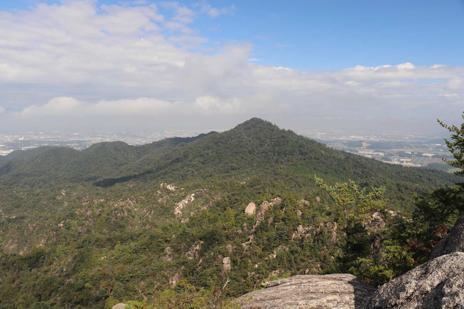 天狗岩に登って鶏冠山方面