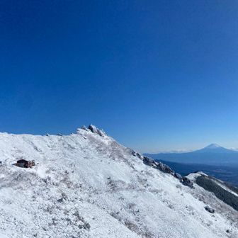 権現岳頂上を振り返ります
逆方向からの眺めも最高😆
サーキットする方向間違えたかな…
