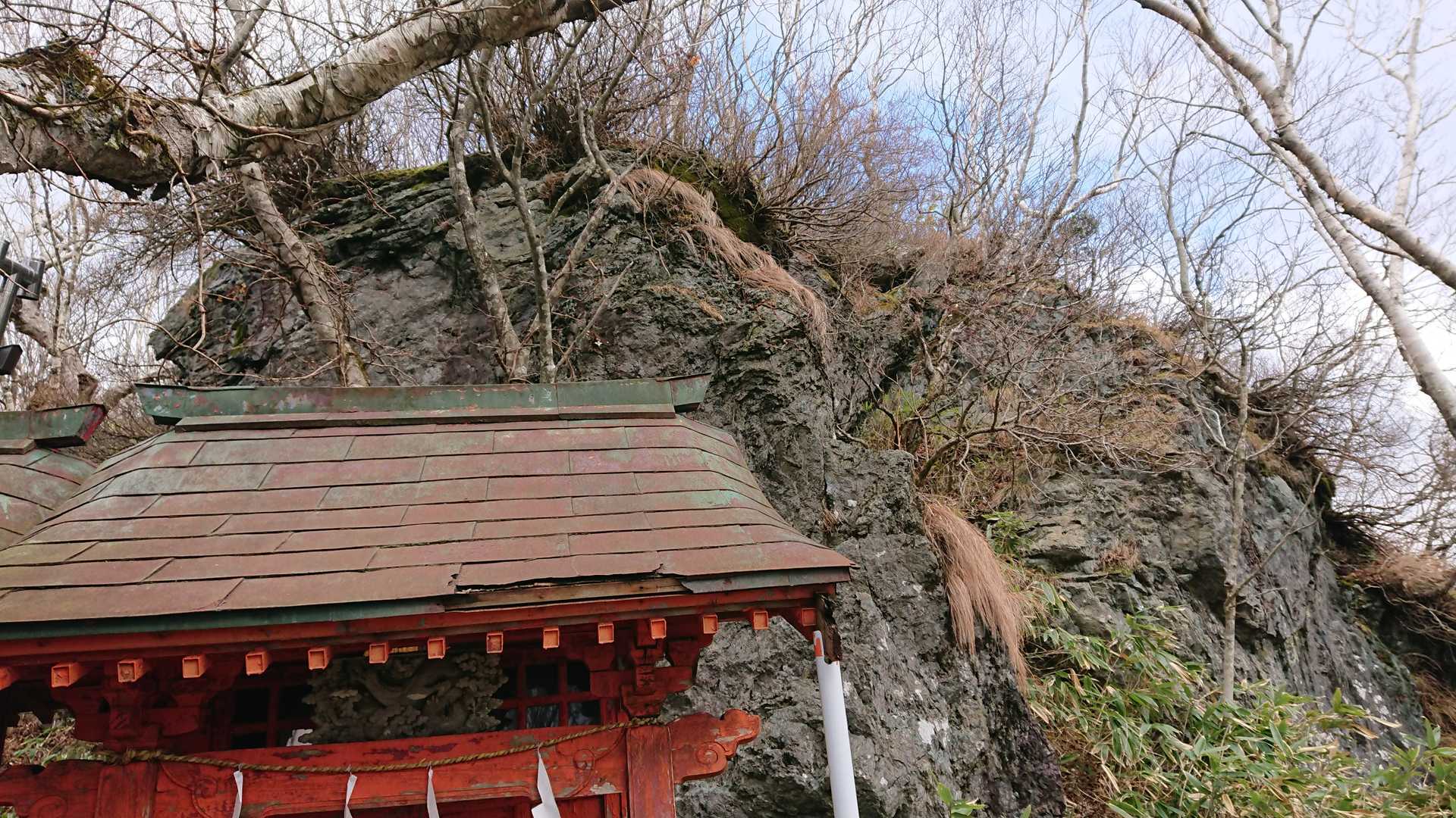 ご神体…？岩の基部には神のお告げによりこれより先は…と書かれていました。